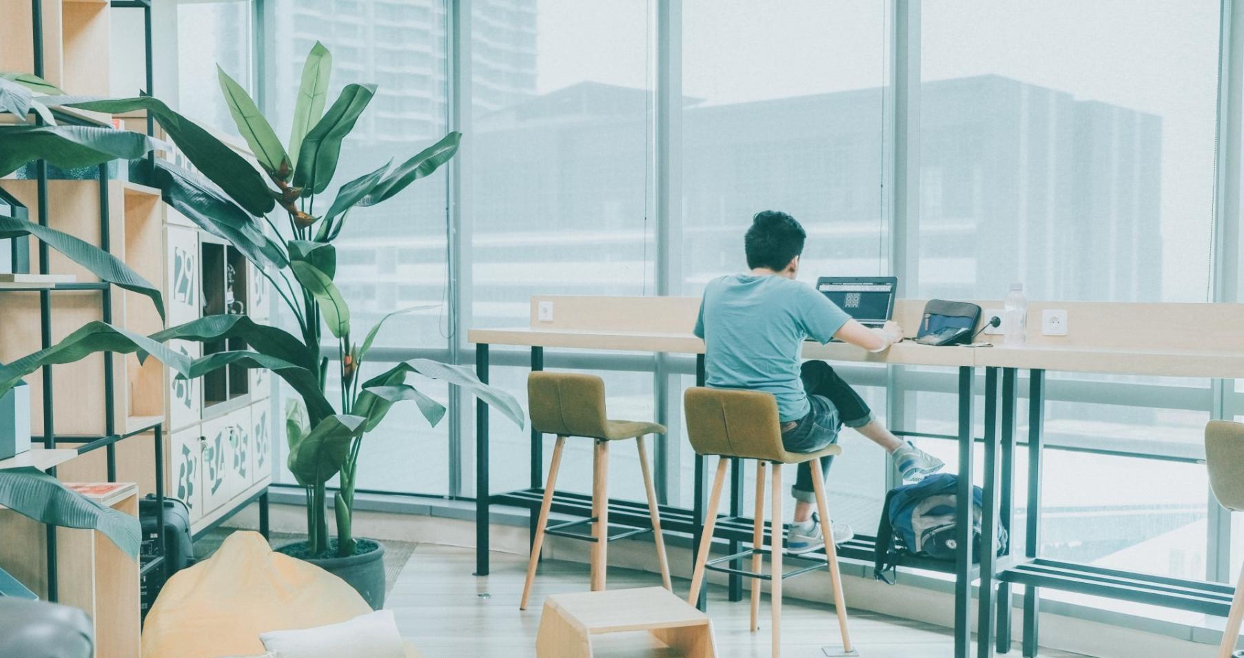 Nowoczesne biuro tiruwor z przestrzenią do nagrywania warsztatów edukacyjnych